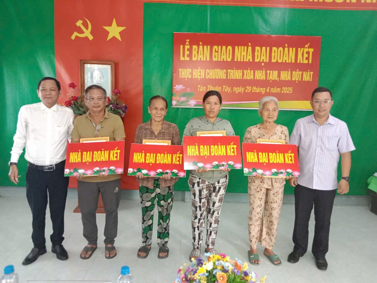 Bàn giao 04 căn nhà Đại đoàn kết