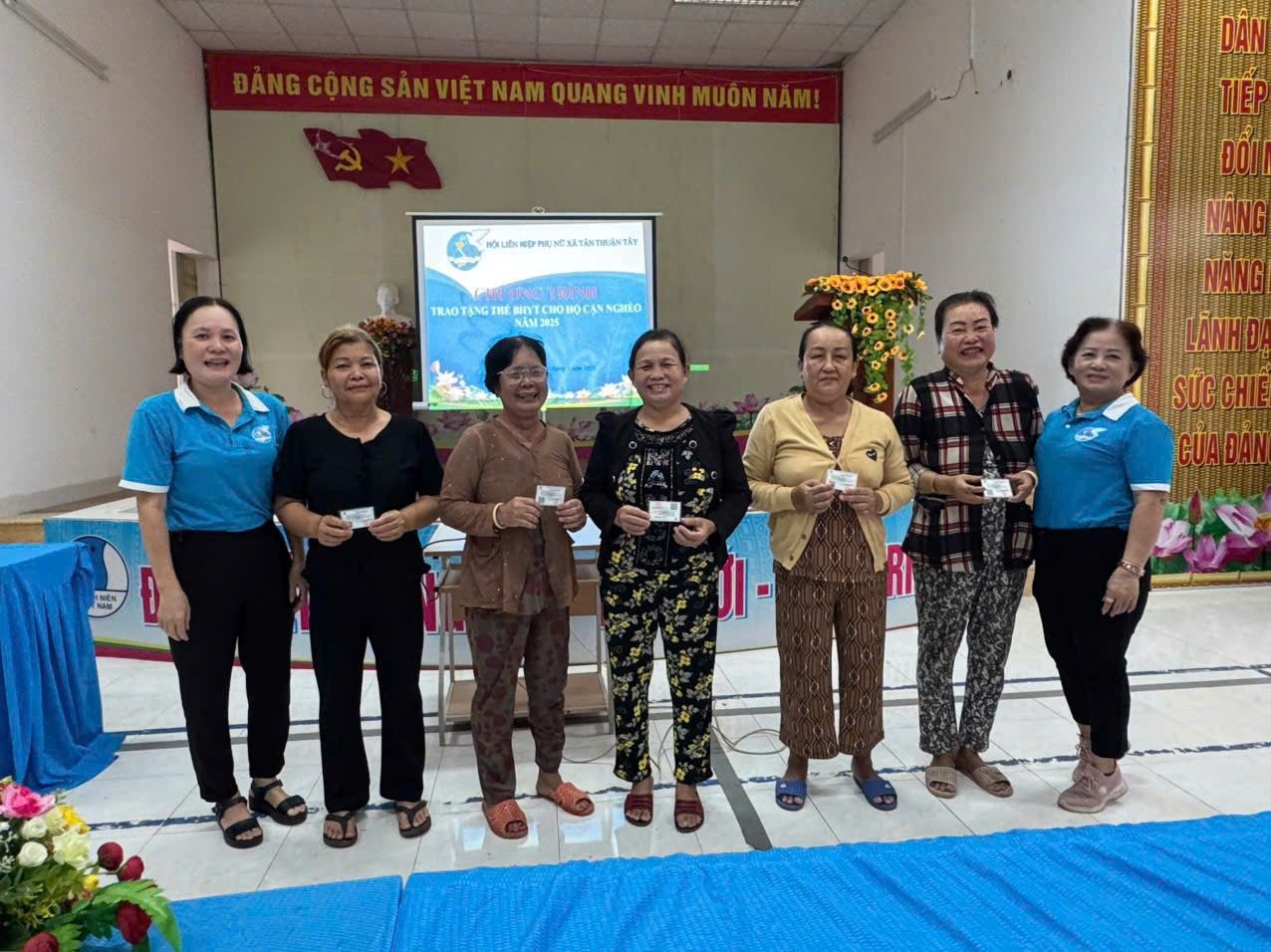 Phát thẻ BHYT cho hộ cận nghèo