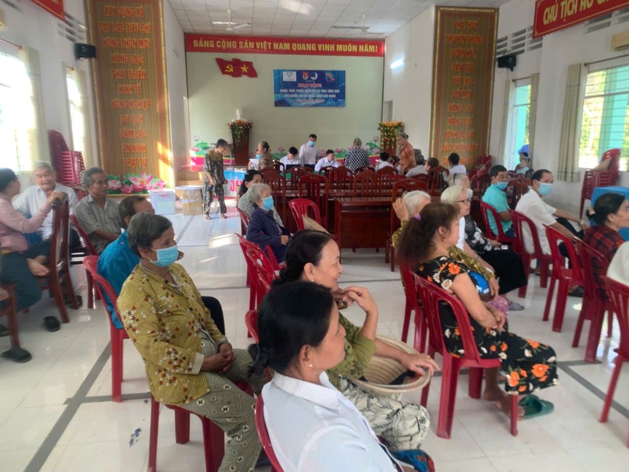 Khám chữa bệnh nhân đạo 