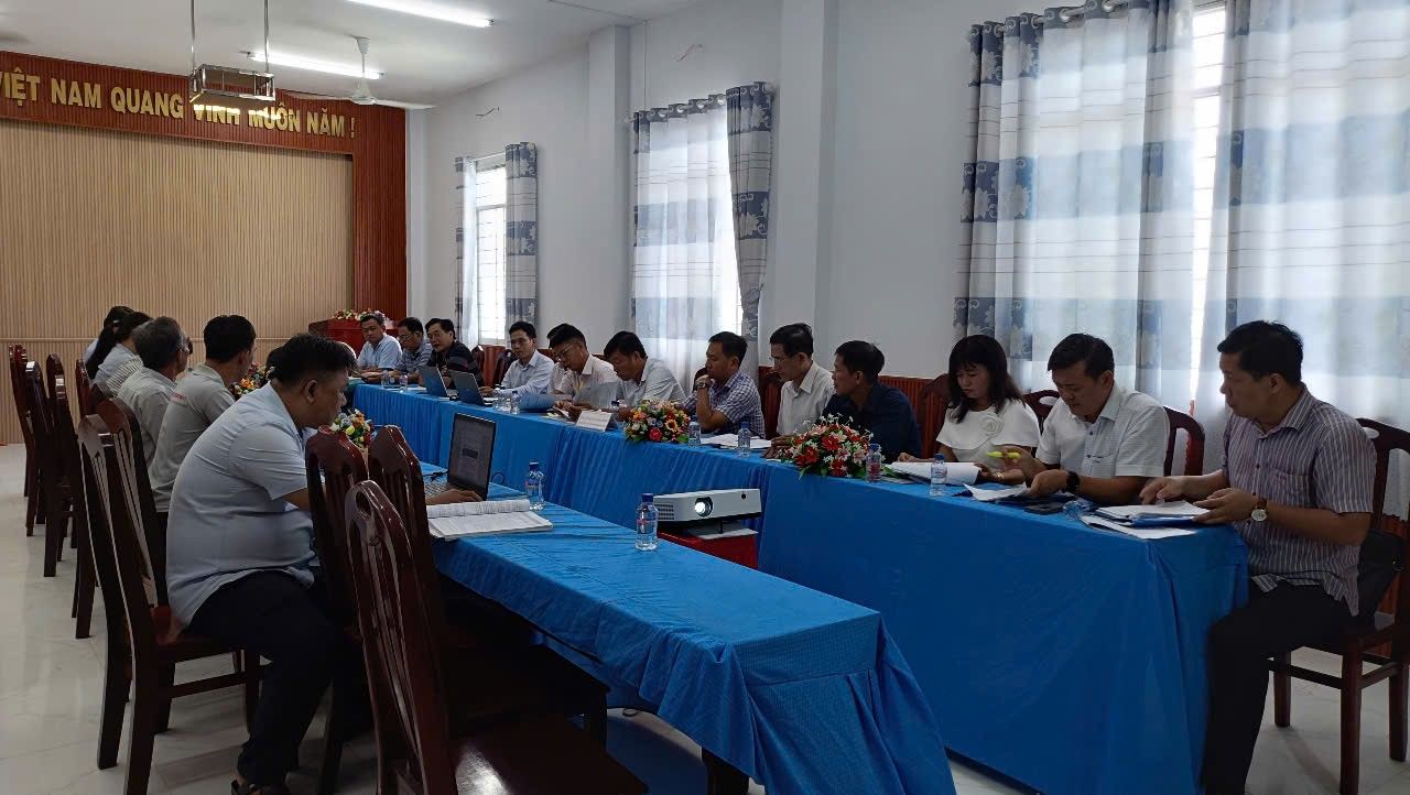 Chủ tịch ủy ban nhân dân thành phố Cao Lãnh Võ Phan Thành Minh, tiếp xúc, đối thoại với ông Lê Quốc Văn 