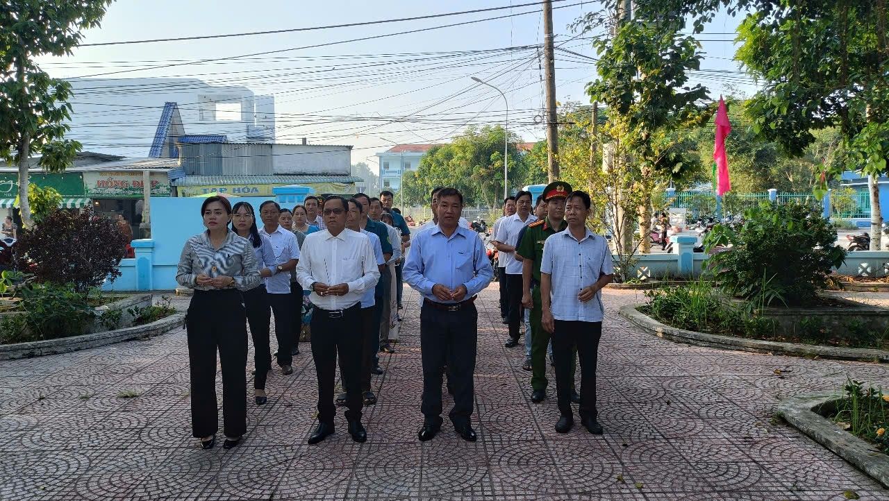 Tổ chức viếng bia liệt sĩ nhân ngày 30/4/2025